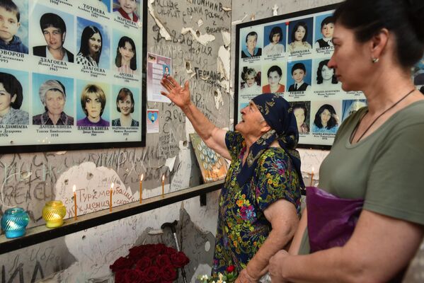 Oameni la evenimentul de doliu în memoria victimelor atacului terorist de la școala nr. 1 din Beslan.. - Sputnik Moldova