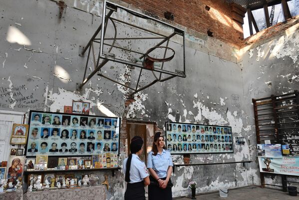 Lucrători ai poliției la ceremonia de doliu în memoria victimelor atacului terorist de la școala nr. 1 din Beslan. Pe data de 1 septembrie 2004, în orașul Beslan din Republica Osetia de Nord-Alania, un grup de teroriști a capturat clădirea școlii gimnaziale nr.1. Victimele acțiunii teroriste au devenit 334 de persoane, inclusiv 318 ostatici, dintre care 186 copii. - Sputnik Moldova-România
