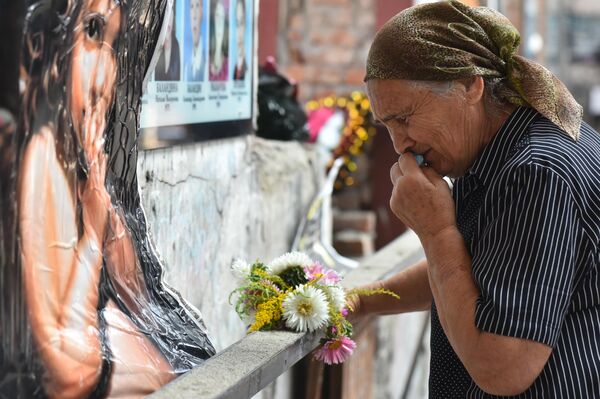 Femeie la evenimentul de doliu în memoria victimelor atacului terorist de la școala nr. 1 din Beslan. - Sputnik Moldova