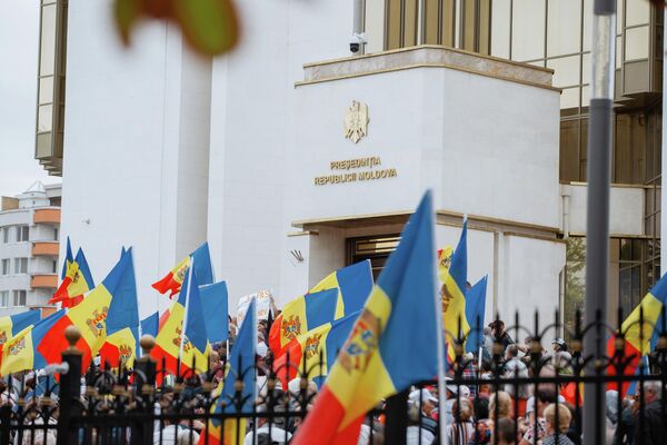 В пятницу сторонники Партии &quot;Шор&quot; вышли на акцию протеста к зданию президентуры в центре Кишинева. - Sputnik Молдова