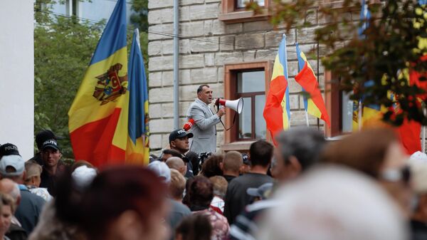 Proteste la Chișinău, în fața mulțimii, cu megafonul, Dinu Țurcanu, președintele raionului Orhei - Sputnik Moldova-România