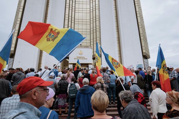 Susținătorii și reprezentanții Partidului ”Șor” au protestat la Președinția Republicii Moldova. Ei au scandat ”Jos Maia Sandu”! și au cerut eliberarea Marinei Tauber - Sputnik Moldova