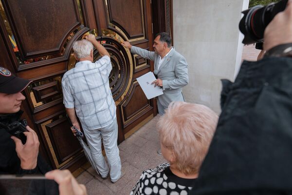 Активисты стучали в двери резиденции президента. Ответа не было... - Sputnik Молдова