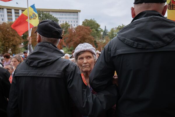 Susținătorii și reprezentanții Partidului ”Șor” au protestat la Președinția Republicii Moldova. Ei au scandat ”Jos Maia Sandu”! și au cerut eliberarea Marinei Tauber - Sputnik Moldova