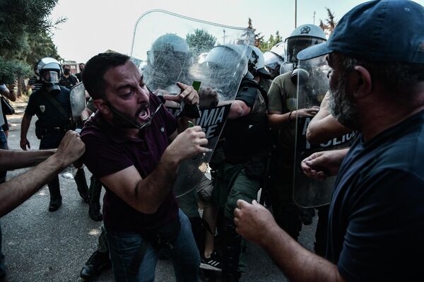 Столкновения с полицией рабочих винодельни &quot;Маламатина&quot; в Салониках, протестующих против увольнений, Греция. - Sputnik Молдова
