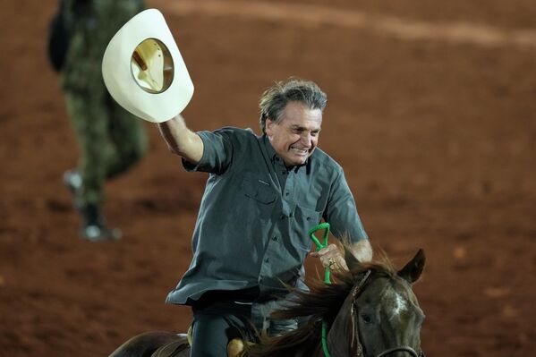 Президент Бразилии Жаир Болсонару посетил Международный фестиваль Barretos Rodeo в Барретосе, штат Сан-Паулу, Бразилия. - Sputnik Молдова