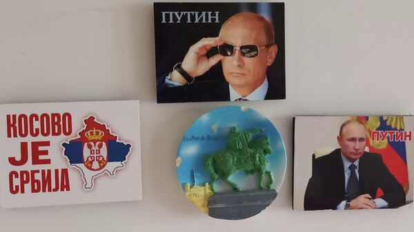 Abțibild-uri cu imaginea liderului rus, Vladimir Putin, publicate în Serbia - Sputnik Moldova