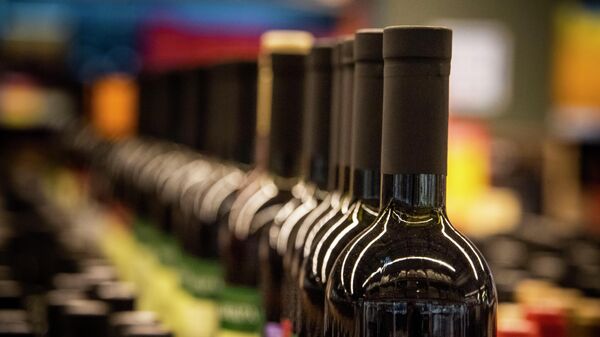 Продажа вина в супермаркете Яблоко в Симферополе. - Sputnik Молдова