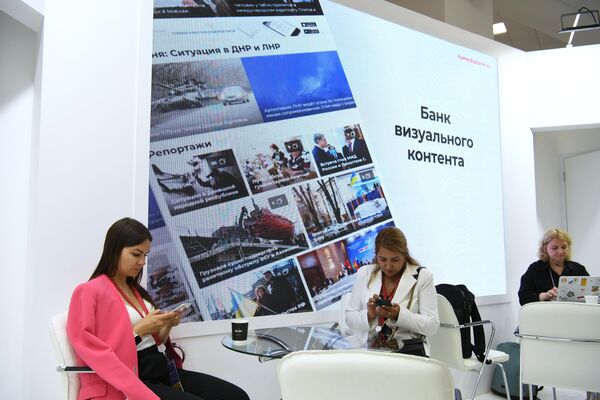 Activitatea standului grupului media „Rossya Segodnea” la Forumul Economic Estic de la Vladivostoc. - Sputnik Moldova