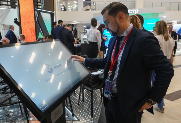Участник ВЭФ-2022 тестирует цифровую платформу &quot;Мой экспорт&quot;. - Sputnik Молдова