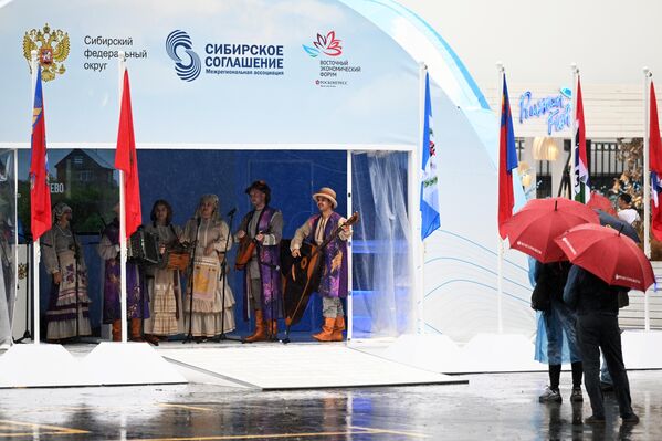 Un colectiv folcloric la Forumul Economic Estic de la Vladivostok. - Sputnik Moldova