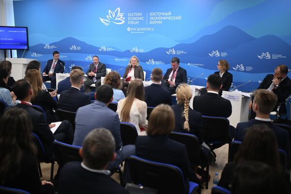 Participanți la sesiunea New Time for Diplomacy la Forumul Economic de Est din Vladivostok. Al treilea de la stânga: fostul ministru de externe austriac Karin Kneissl. - Sputnik Moldova-România