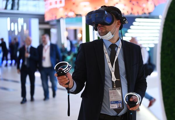 Un participant la Forumul Economic de Est din Vladivostok testează niște ochelari pentru realitatea virtuală. - Sputnik Moldova-România