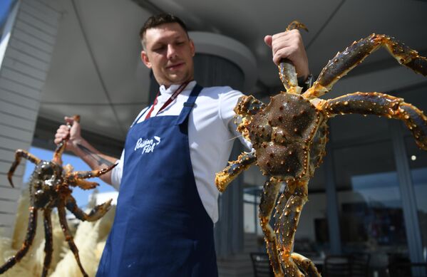 Un bucătar demonstrează crabi de mare în unul din localurile aflate pe palierul unde se desfășoară  Forumul Economic de Est de la Vladivostok. - Sputnik Moldova-România
