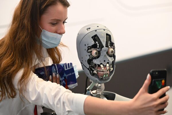 O participantă la Forumul Economic de Est din Vladivostok se fotografiază cu robot-promoter-ul „Alex”. - Sputnik Moldova-România