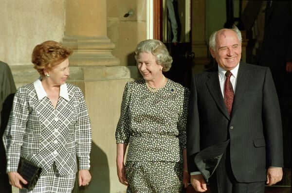 Întâlnirea șefilor de stat în cadrul summitului G7 de la Londra. 15-17 iulie 1991. În timpul aflării lor la Londra, președintele URSS Mihail Gorbaciov și soția sa Raisa Gorbaciov i-au făcut o vizită reginei Elisabeta a II-a a Marii Britanii. - Sputnik Moldova