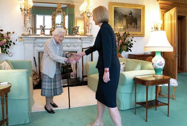 Королева Великобритании Елизавета II и новый лидер Консервативной партии и избранный премьер-министр Великобритании Лиз Трасс встречаются в замке Балморал в Баллатере, Шотландия, 6 сентября 2022 года.  - Sputnik Молдова