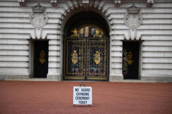 Табличка с надписью &quot;Сегодня никакой смены караула&quot; выставлена во дворе Букингемского дворца в центре Лондона, 8 сентября 2022 года.  - Sputnik Молдова