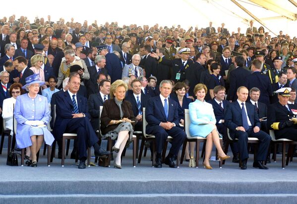 Королева Великобритании Елизавета II, президент Франции Жак Ширак, его жена Бернадетт, президент США Джордж Буш-младший и его жена Лаура присутствуют 6 июня 2004 г. в Арроманше на международной церемонии, посвященной 60-летию высадки в Нормандии. - Sputnik Молдова