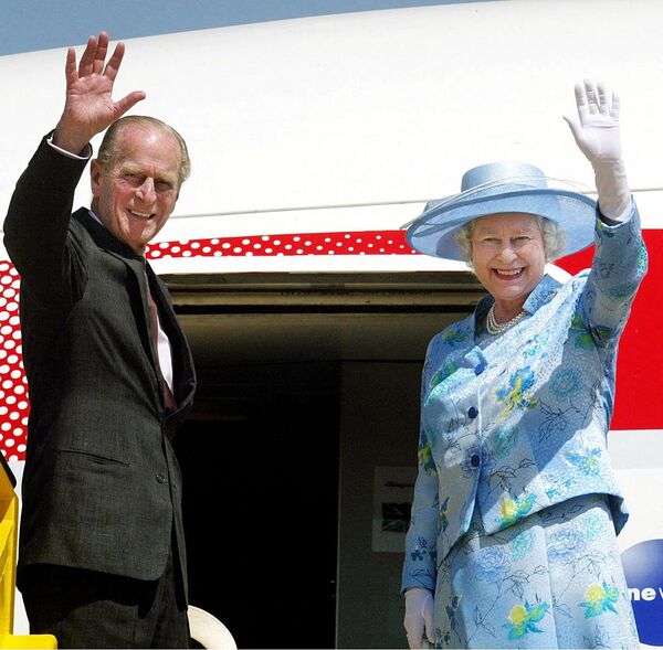 Regina Elisabeta a II-a a Marii Britanii și Prințul Marii Britanii Philip, Ducele de Edinburgh își iau rămas bun în timp ce se îmbarcă în avionul lor pe aeroportul Abuja, Nigeria, pe 6 decembrie 2003. - Sputnik Moldova