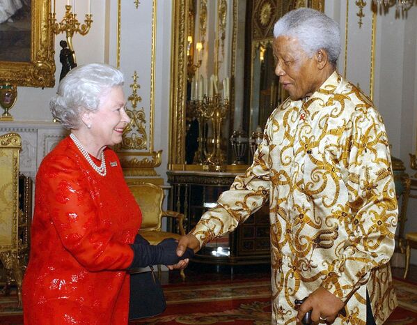 Regina Elisabeta a II-a a Marii Britanii s-a întâlnit cu fostul președinte sud-african Nelson Mandela în timpul unei recepții la Palatul Buckingham din Londra, pe 20 octombrie 2003. - Sputnik Moldova