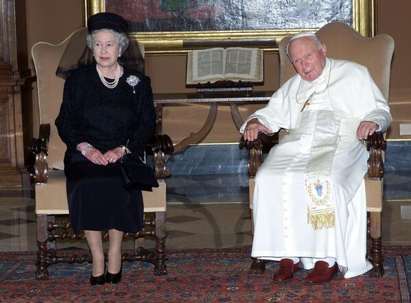 Королева Великобритании Елизавета II с Папой Иоанном Павлом II во время аудиенции в Ватикане в Риме, 17 октября 2000 года.  - Sputnik Молдова