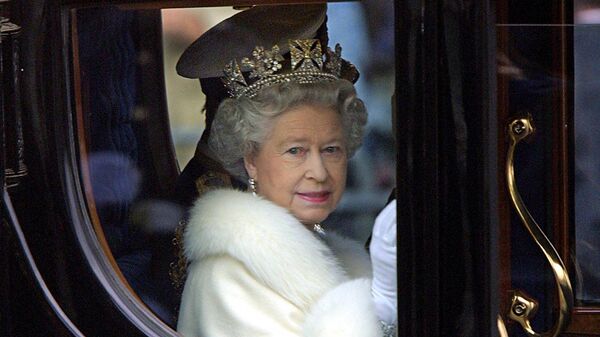 Королева Елизавета II приветствует толпу из своей конной повозки, когда она покидает Букингемский дворец на открытие парламента в Лондоне, 6 декабря 2000 года - Sputnik Молдова