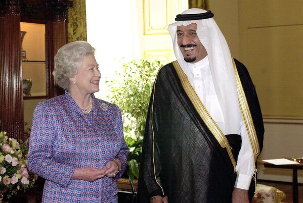 Королева Великобритании Елизавета II и принц Салман бин Абдель Азиз из Саудовской Аравии перед обедом в Букингемском дворце в Лондоне 28 июня 2000 года. - Sputnik Молдова