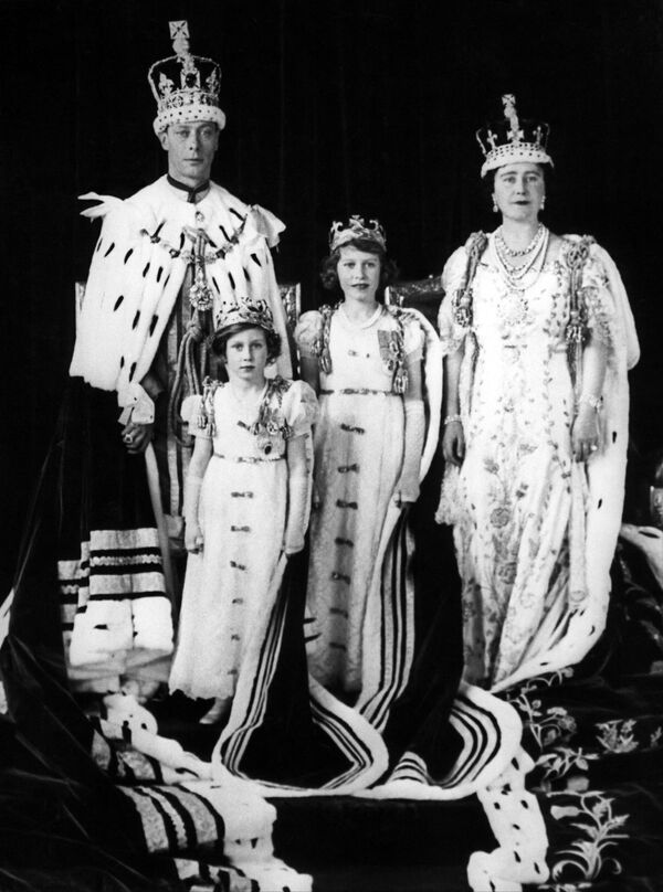 Королева Елизавета, бывшая герцогиня Йоркская (справа), король Георг VI и их дочери принцесса Елизавета (в центре) и принцесса Маргарет позируют 12 мая 1937 года в Лондоне после коронации герцога Йоркского.  - Sputnik Молдова