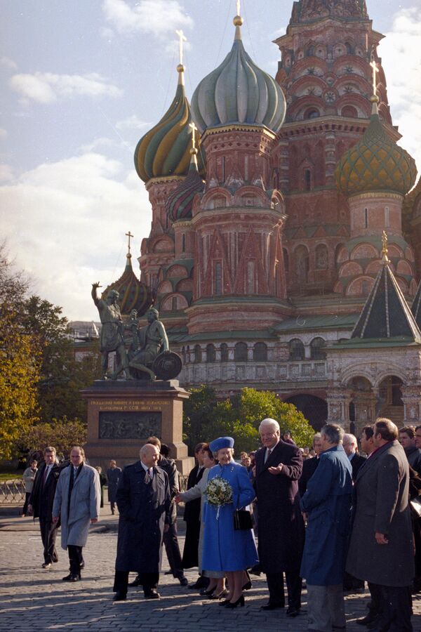 Președintele rus Boris Elțin alături de Regina Elisabeta a II-a a Marii Britanii lângă Kremlin, Piața Roșie din Moscova, 18 octombrie 1994. - Sputnik Moldova