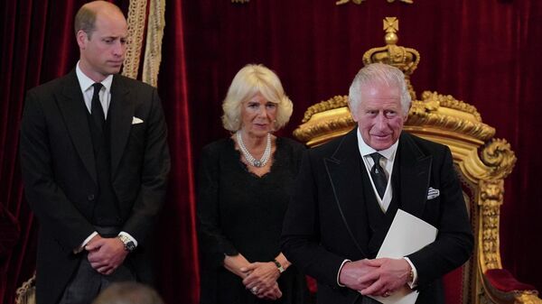 Король Карл III, Камилла, королева-консорт и принц Уильям во время церемонии провозглашения монарха в Сент-Джеймсском дворце в Лондоне - Sputnik Молдова