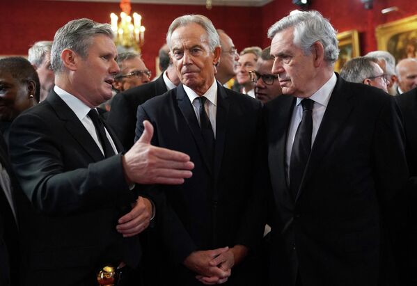 Liderul laburist al Marii Britanii Sir Keir Starmer, foștii prim-miniștri ai Marii Britanii Tony Blair și Gordon Brown, la evenimentul de proclamare ca nou rege pe Charles al III-lea - Sputnik Moldova