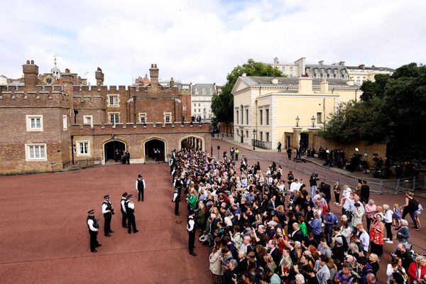 Zeci de oameni au venit la Palatul St James din Londra, unde Charles al III-lea a fost proclamat oficial ca nou rege - Sputnik Moldova