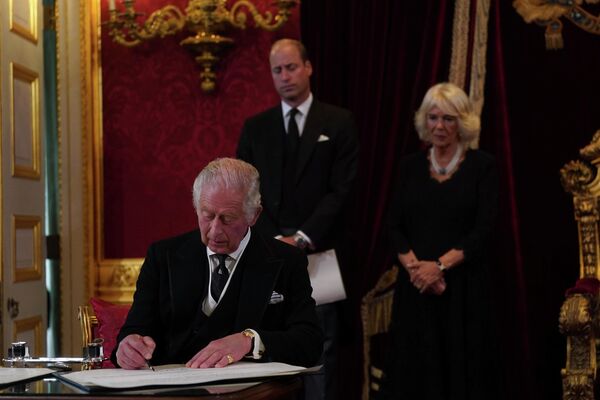 Charles al III-lea semnează jurământul, la evenimentul unde este proclamat oficial nou rege al Mariei Britaniei - Sputnik Moldova
