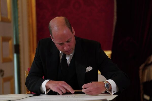 Prințul William semnează și el un jurământ, la evenimentul unde tatăl său este proclamat oficial nou rege al Mariei Britaniei - Sputnik Moldova