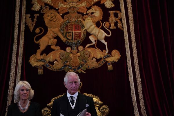 Regele Charles al III-lea alături de Regina de Consort, la evenimentul de proclamare ca nou rege - Sputnik Moldova
