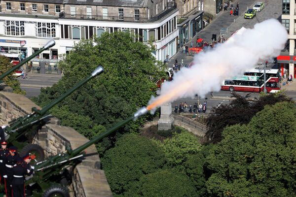Королевская артиллерия дает залп в Эдинбургском замке в ознаменование провозглашения монарха Карла III в Эдинбурге, Шотландия - Sputnik Молдова