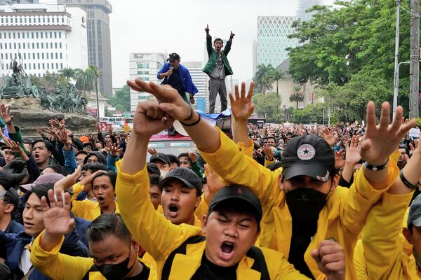 Студенческие активисты выкрикивают лозунги во время митинга против резкого повышения цен на топливо в Джакарте, Индонезия  - Sputnik Молдова