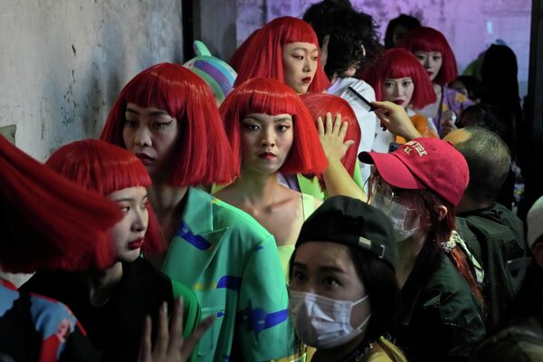 Модели готовятся к показу дизайнера Донг Яэра на Китайской неделе моды в Пекине  - Sputnik Молдова