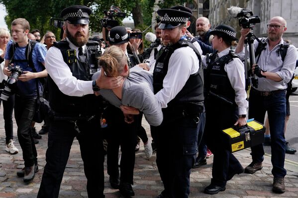 Полицейские задерживают протестующего в Лондоне  - Sputnik Молдова