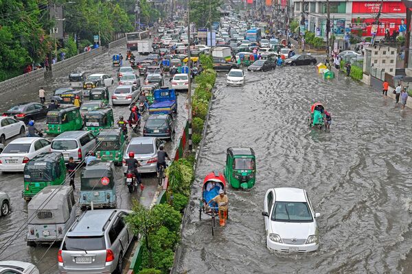 Затопленная из-за муссонных дождей улица Дакки, Бангладеш - Sputnik Молдова