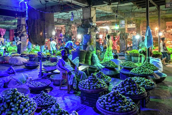 Продавцы ждут покупателей на оптовом рынке овощей в Дакке, Бангладеш - Sputnik Молдова