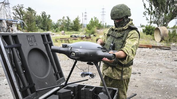 Militar rus testând unități de tehnică specială nouă în Mariupol - Sputnik Moldova-România