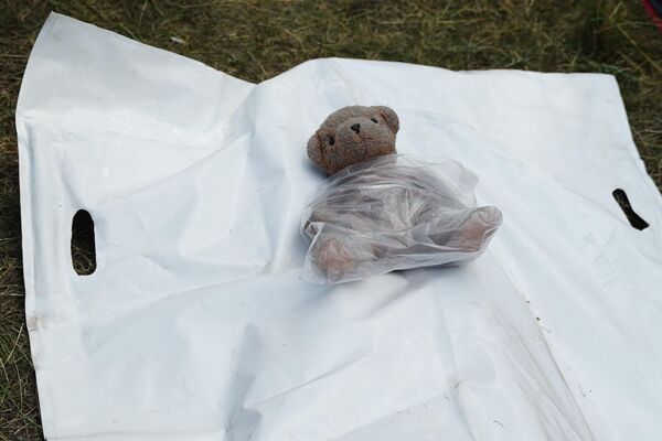 Извлеченные останки ребенка, погибшего от обстрелов ВСУ в Рубежном. - Sputnik Молдова
