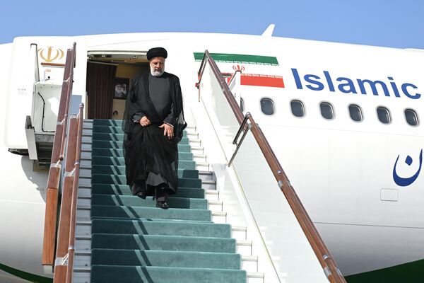 Глава Ирана Ибрахим Раиси в аэропорту Самарканда. - Sputnik Молдова