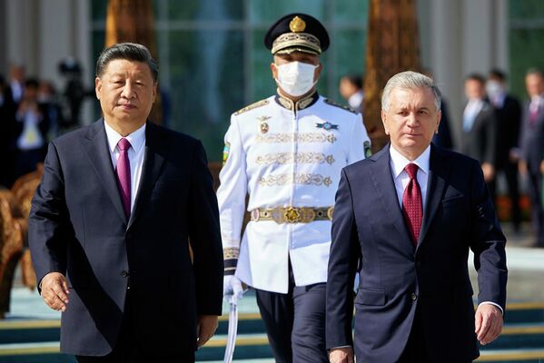 Одним из первых в Самарканд прибыл глава Китая Си Цзиньпин, его лично встречал президент Узбекистана Шавкат Мирзиёев. - Sputnik Молдова