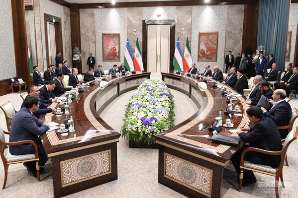 Vizita președintelui iranian Ibrahim Raisi în Uzbekistan, în cadrul întâlnirii cu președintele Shavkat Mirziyoyev. - Sputnik Moldova