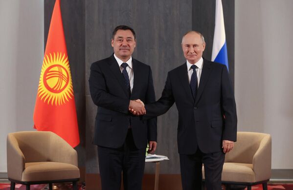 15 septembrie 2022. Președintele rus Vladimir Putin și președintele Kârgâzului, Sadyr Japarov, în timpul unei întâlniri în marja summit-ului Organizației de Cooperare de la Shanghai (SCO) de la Samarkand. - Sputnik Moldova-România