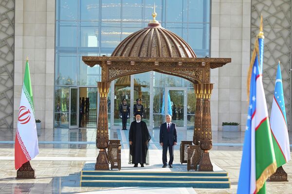 Vizita președintelui iranian Ibrahim Raisi în Uzbekistan, ca parte a unei întâlniri cu președintele Shavkat Mirziyoyev. - Sputnik Moldova-România