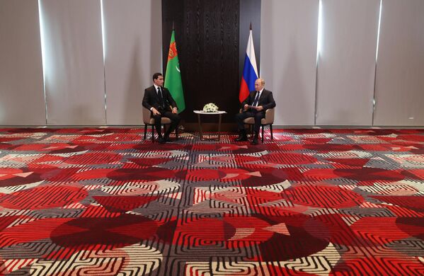 15 septembrie 2022. Președintele rus Vladimir Putin și președintele turkmen Serdar Berdimuhamedov în timpul întâlnirii în marginea summitului Organizației de Cooperare de la Shanghai (SCO) de la Samarkand. - Sputnik Moldova-România